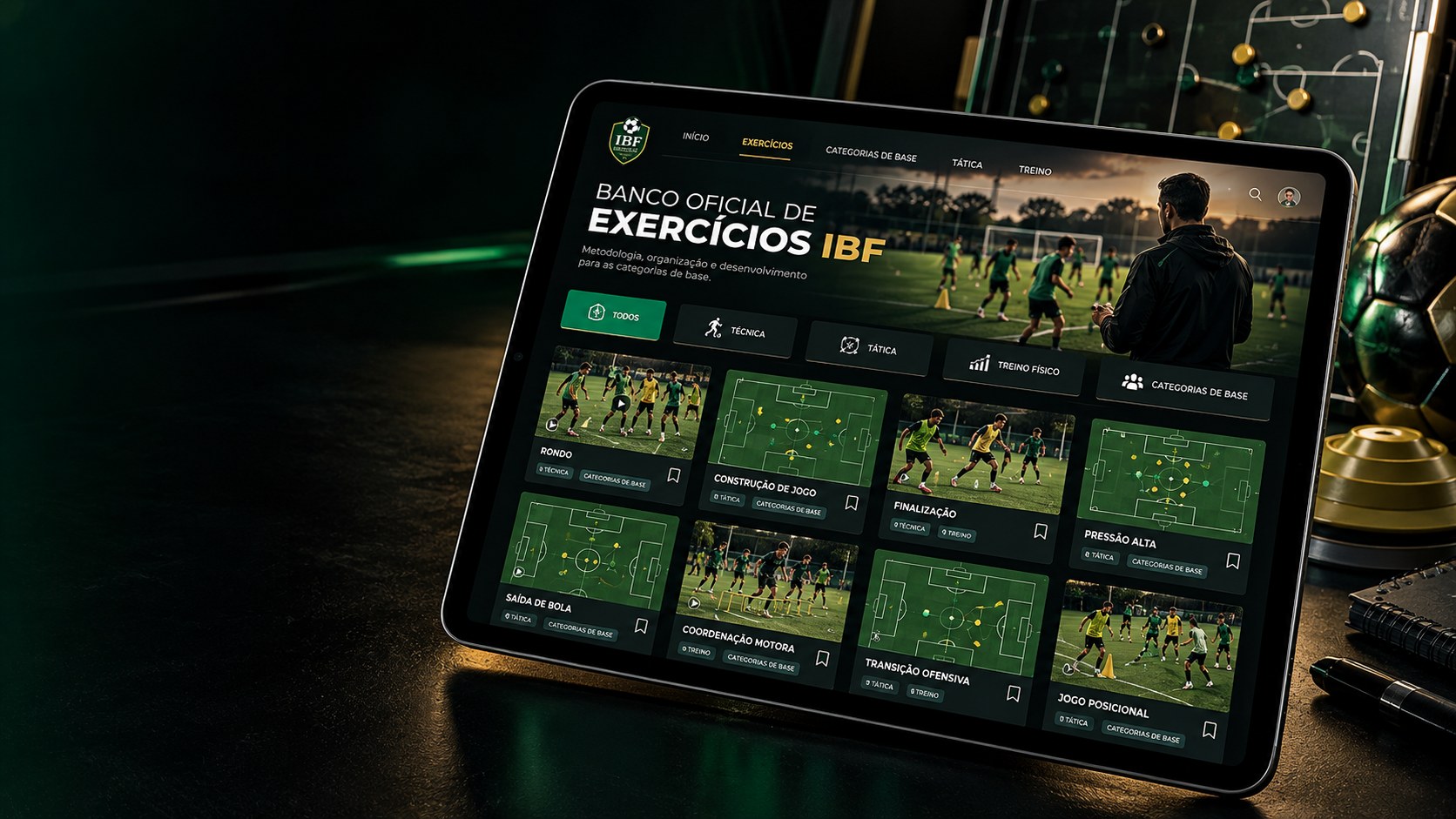 Tablet com a biblioteca de exercícios de futebol IBF